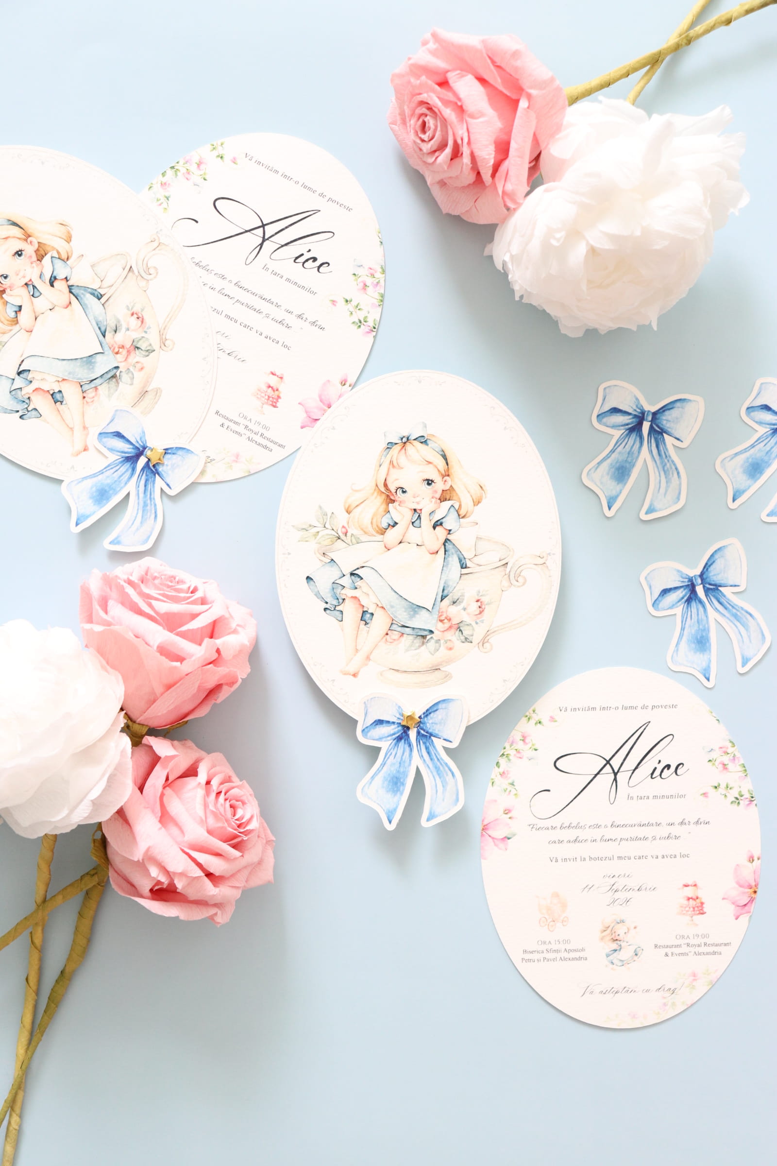 Invitatie botez ovala Alice in Tara Minunilor cu pin auriu si plic cu fundita