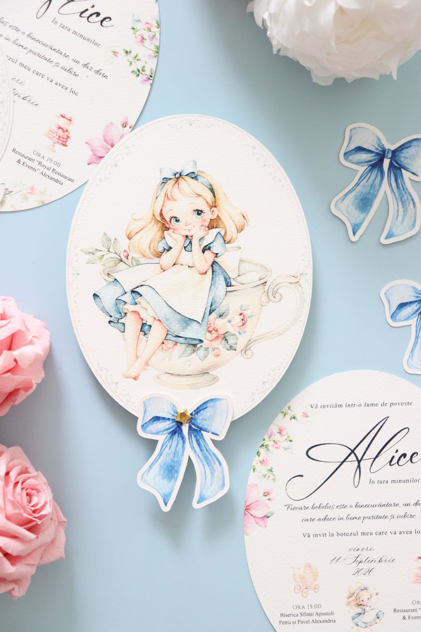 Invitatie botez ovala Alice in Tara Minunilor cu pin auriu si plic cu fundita