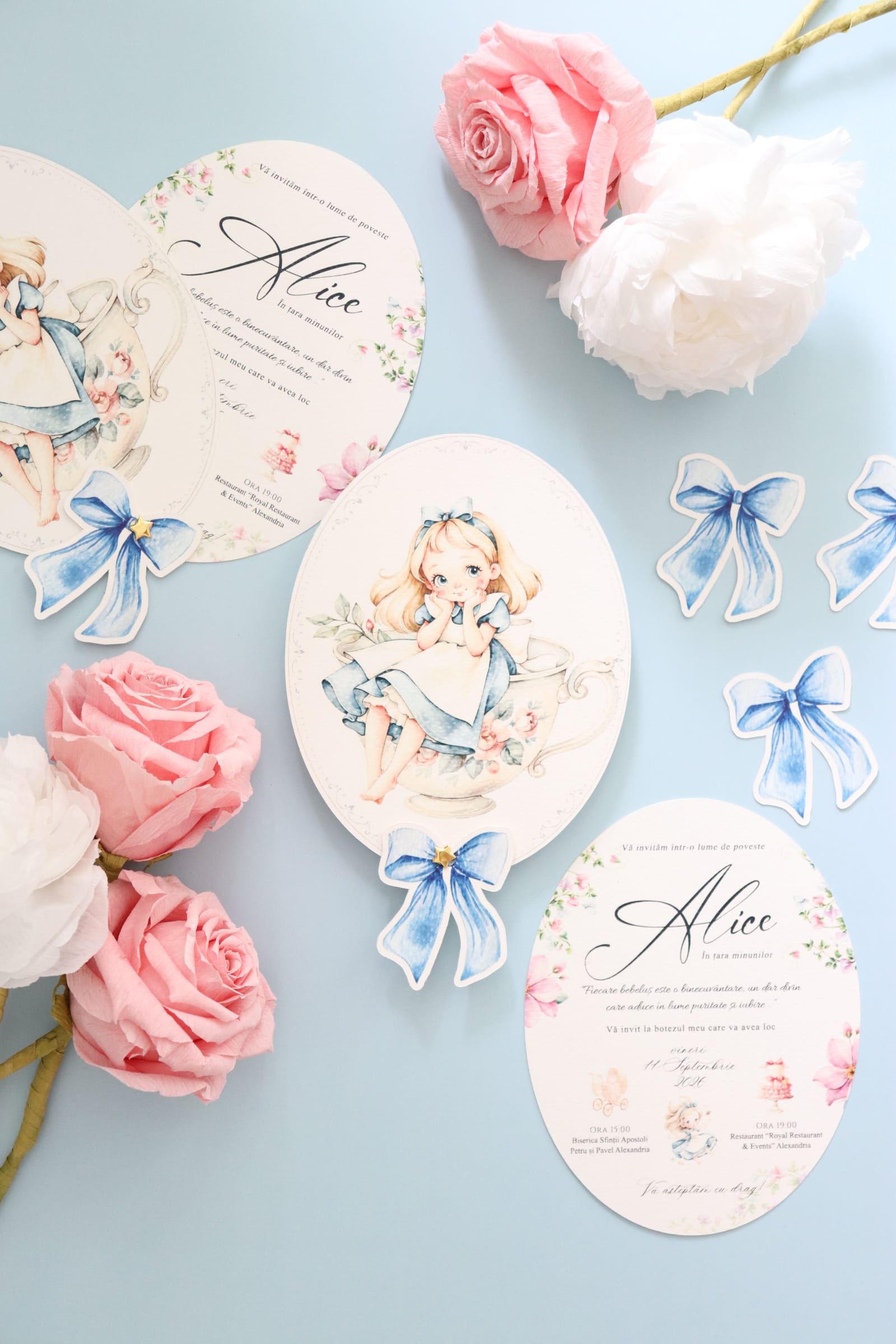 Invitatie botez ovala Alice in Tara Minunilor cu pin auriu si plic cu fundita