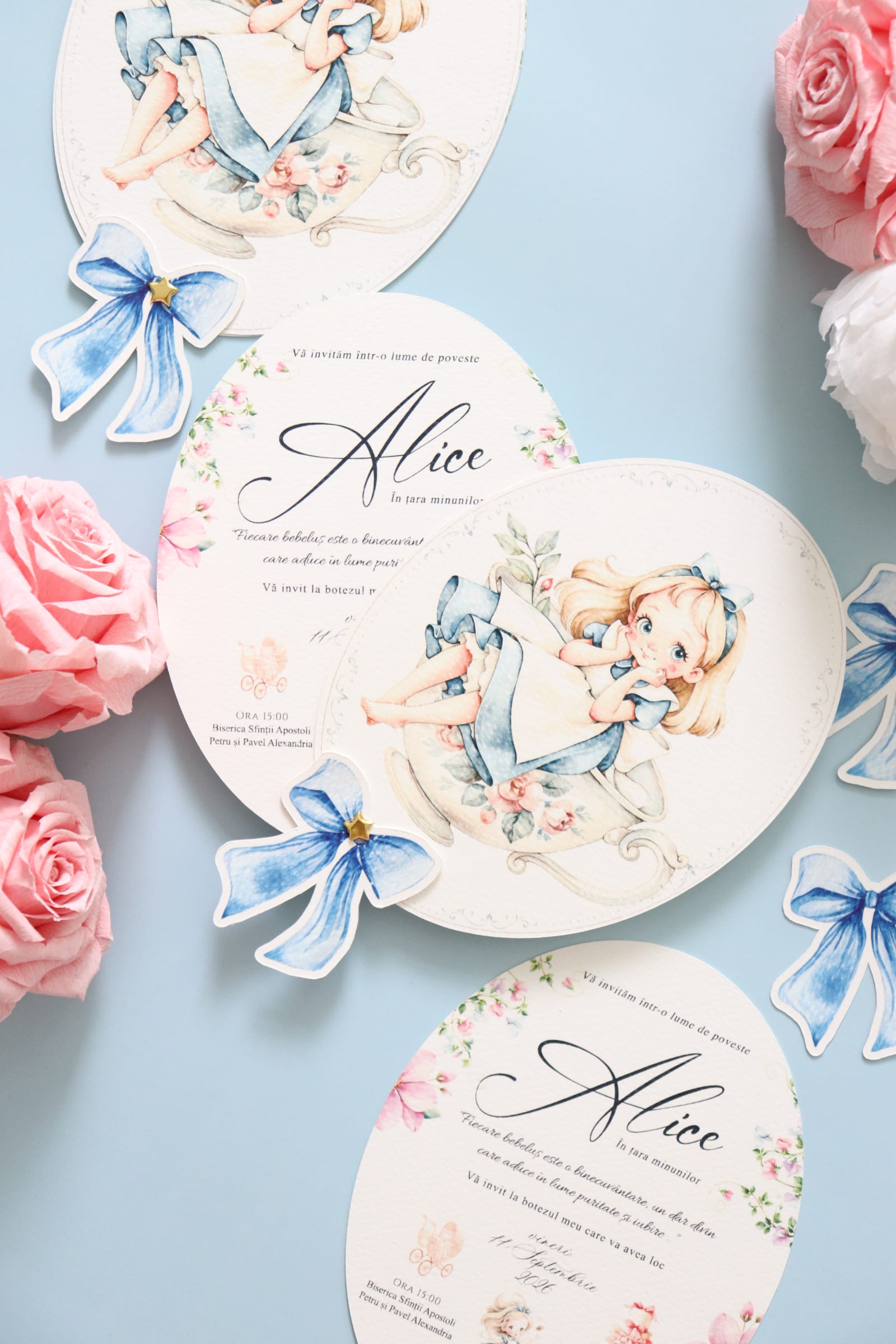 Invitatie botez ovala Alice in Tara Minunilor cu pin auriu si plic cu fundita