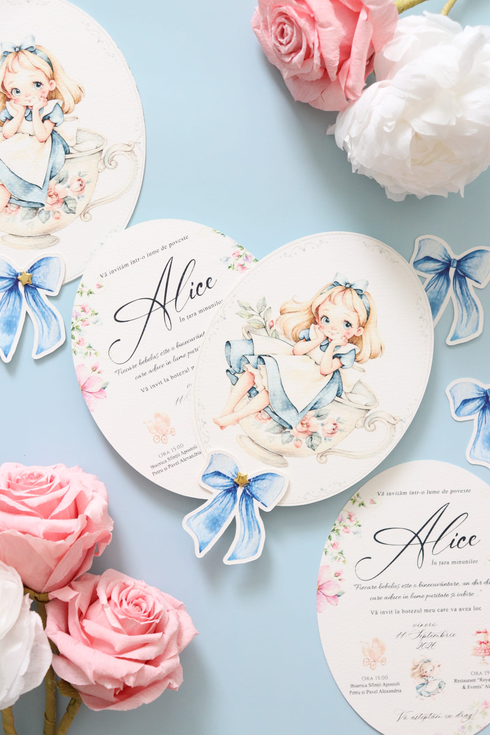 Invitatie botez ovala Alice in Tara Minunilor cu pin auriu si plic cu fundita
