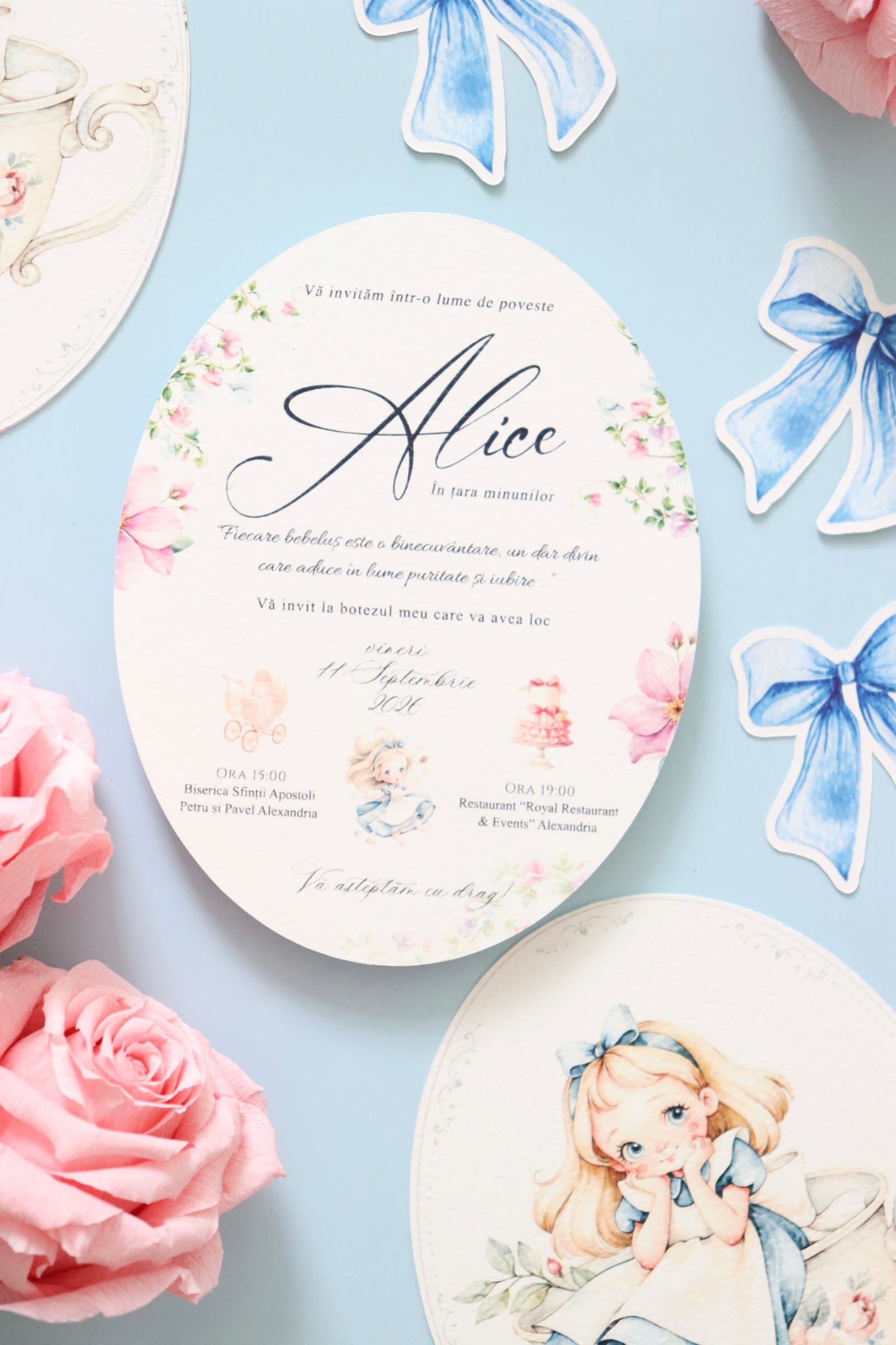 Invitatie botez ovala Alice in Tara Minunilor cu pin auriu si plic cu fundita
