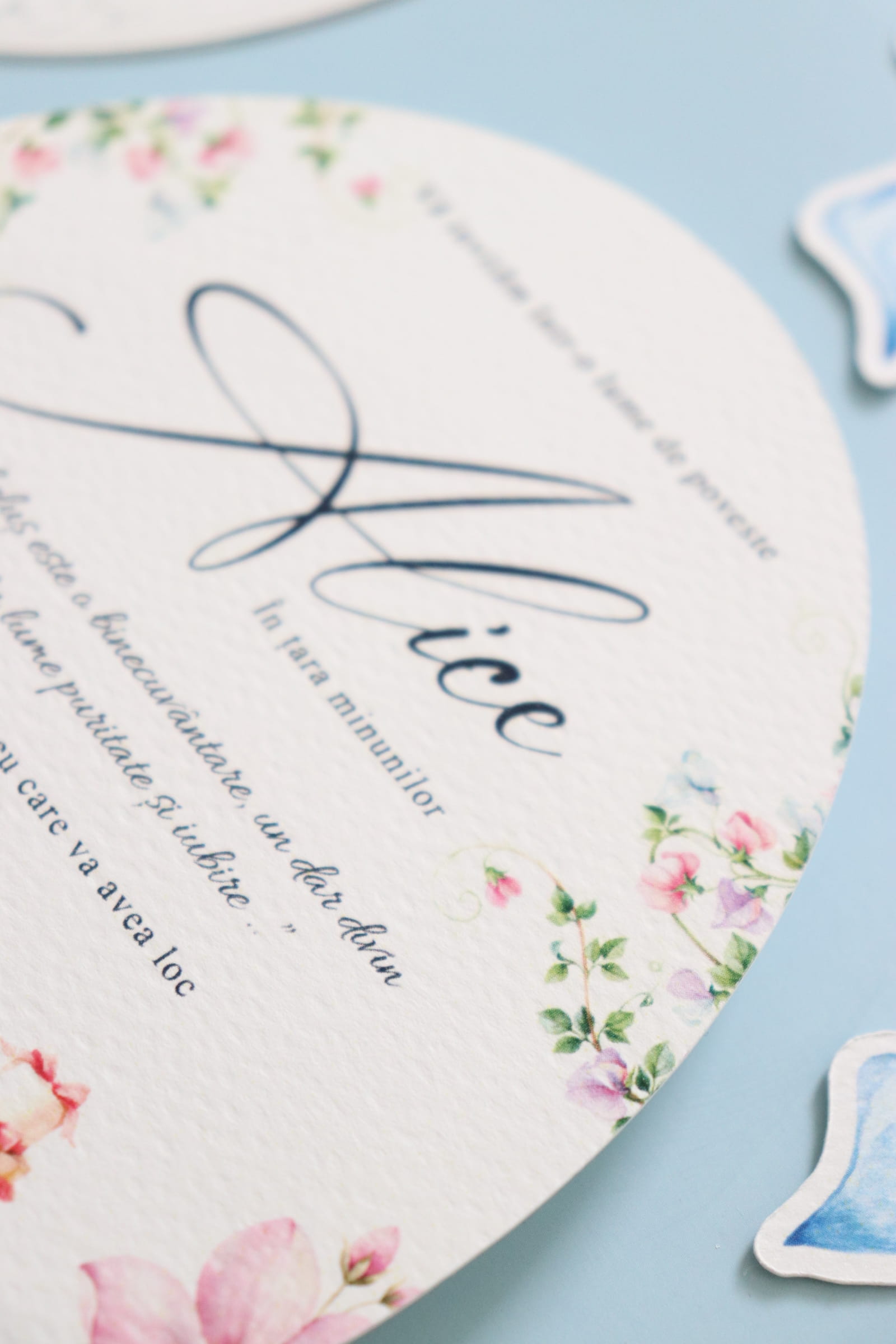 Invitatie botez ovala Alice in Tara Minunilor cu pin auriu si plic cu fundita