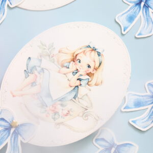 Invitatie botez ovala Alice in Tara Minunilor cu pin auriu si plic cu fundita