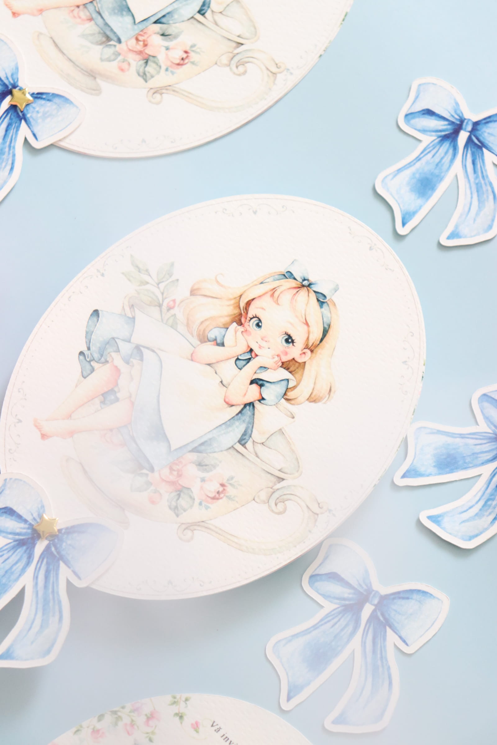 Invitatie botez ovala Alice in Tara Minunilor cu pin auriu si plic cu fundita
